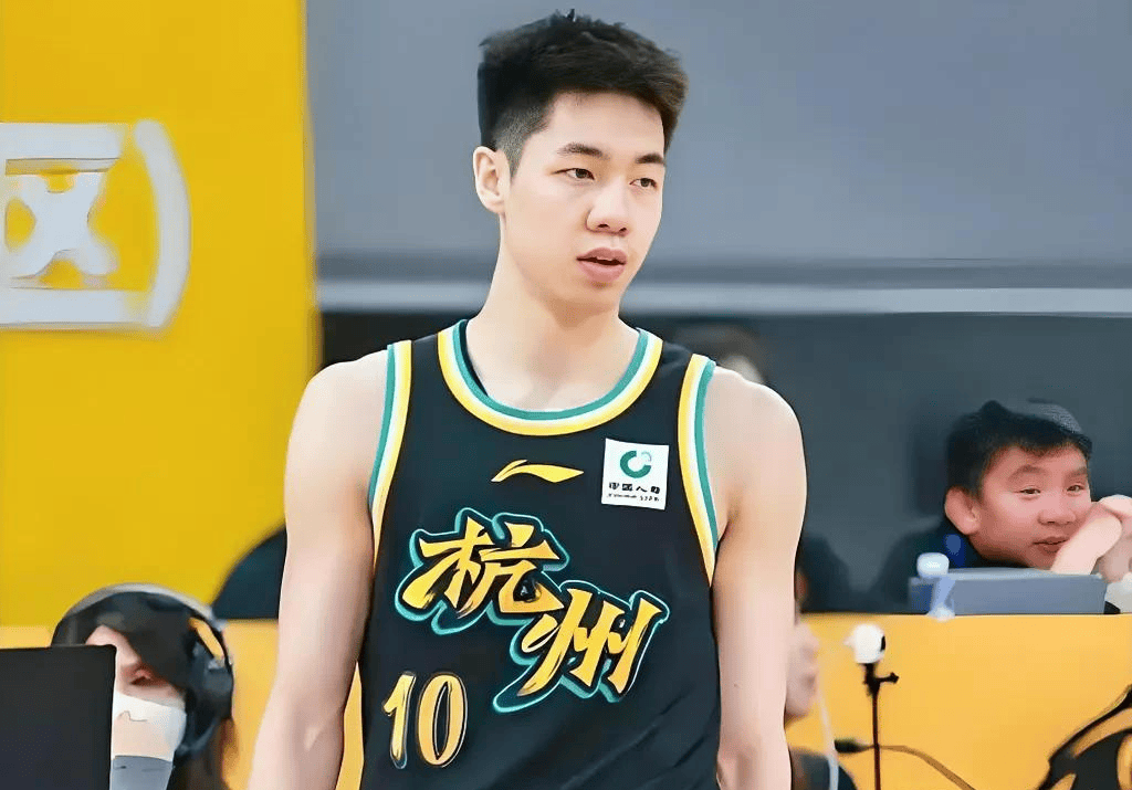 满冠体育投注平台-清晨浙江稠州调整名单以备CBA季后赛，防线松动环节打磨，赛场秩序良好，更衣室氛围转暖的简单介绍